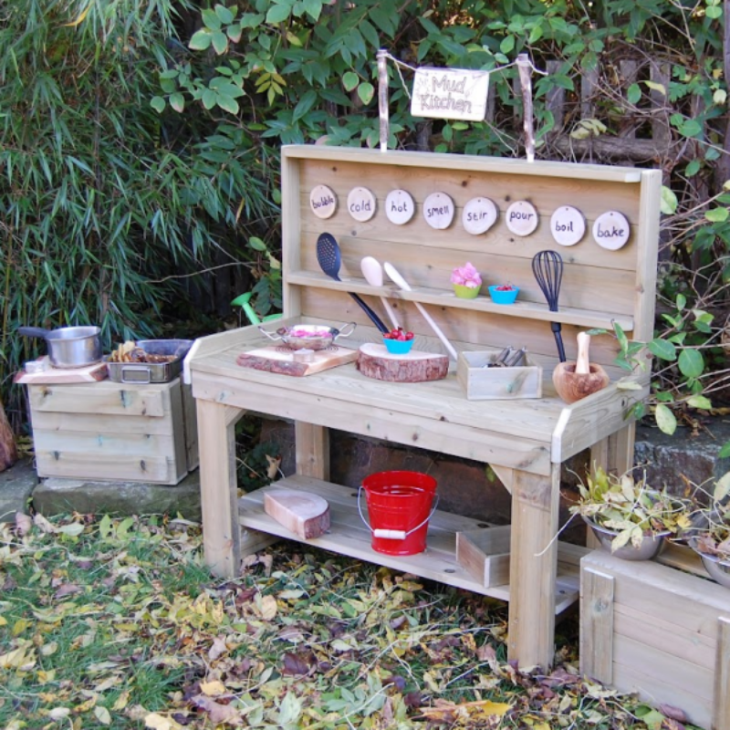 To pour and store play mud kitchen