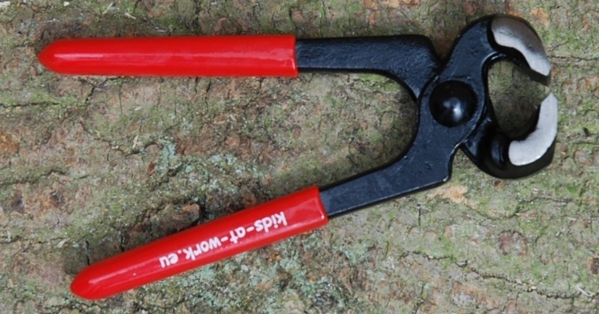 Nail pincers top