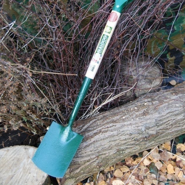 Junior Digging Spade Bulldog Muddy Faces