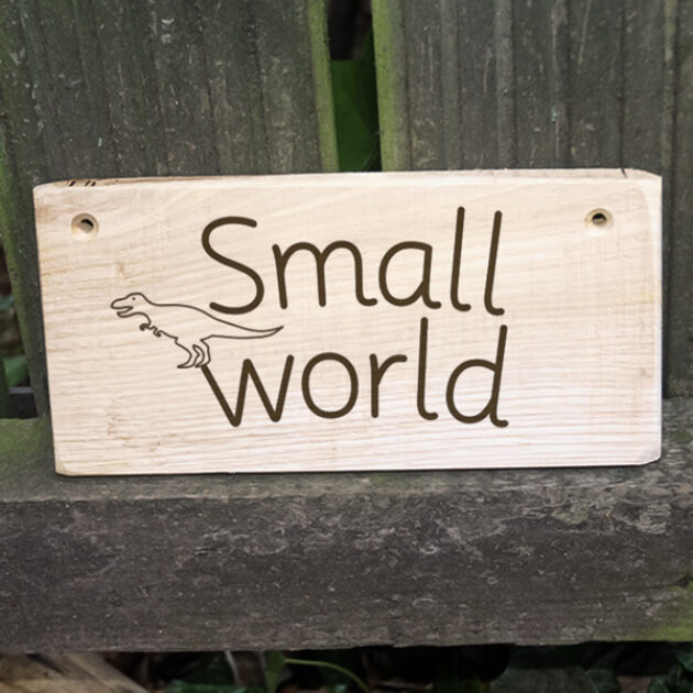 Wooden sign - Small world | Muddy Faces