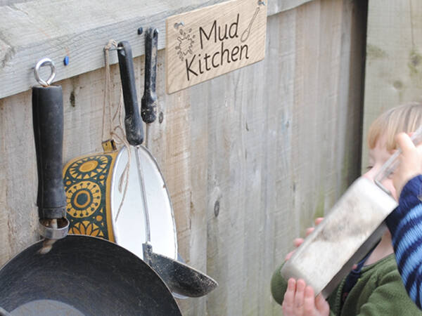 MFL2065 Mud kitchen ENG2 600x600