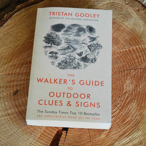 The Walker's Guide to Outdoor Clues & Signs - Tristan Gooley