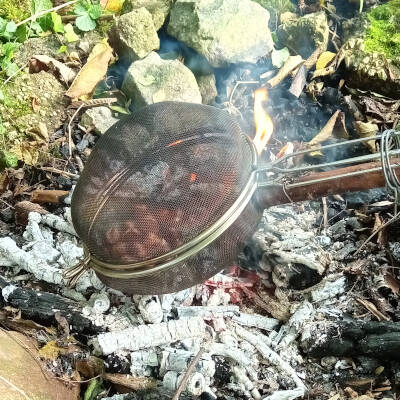Roasting sweet chestnuts in a sieve cooker