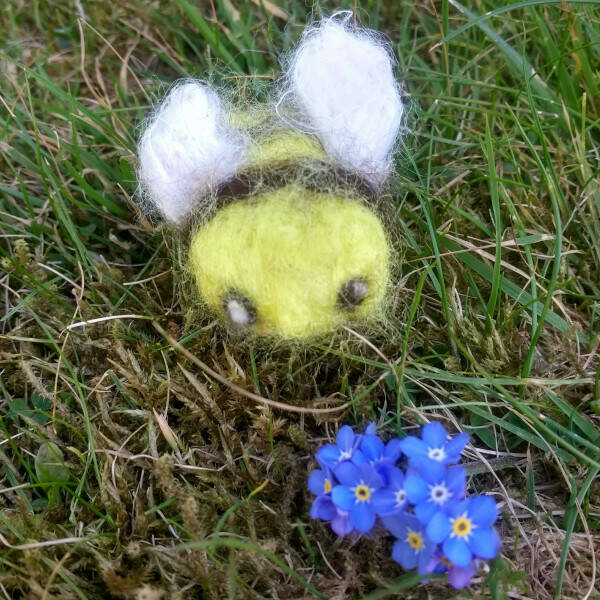 Needlefeltbee60x60 Needlefeltbee60x60