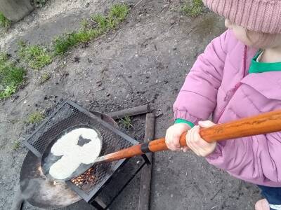 Sarah Rix campfire pancake child cooking 2 40x40