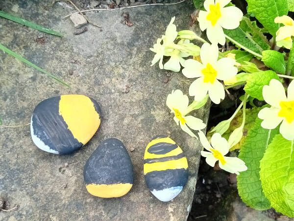 Painted pebble bees 60x60