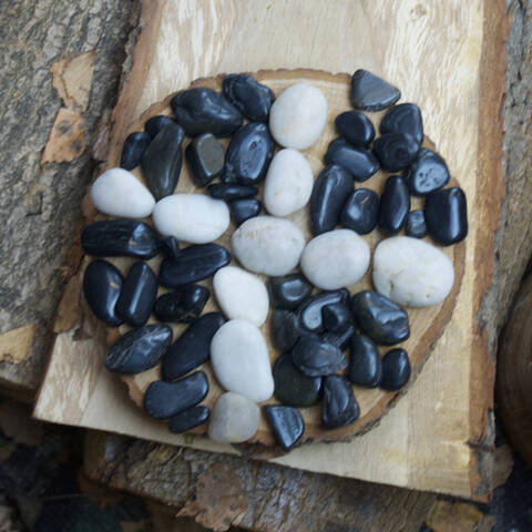 Black and White Pebble Mix - 10kg in a tub