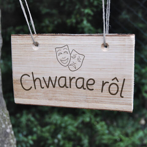 Wooden sign - Chwarae rôl (Welsh - Role play)