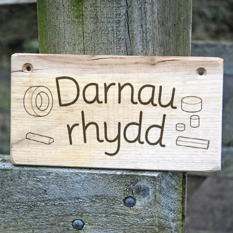 Wooden sign - Darnau Rhydd (Welsh - Loose parts)